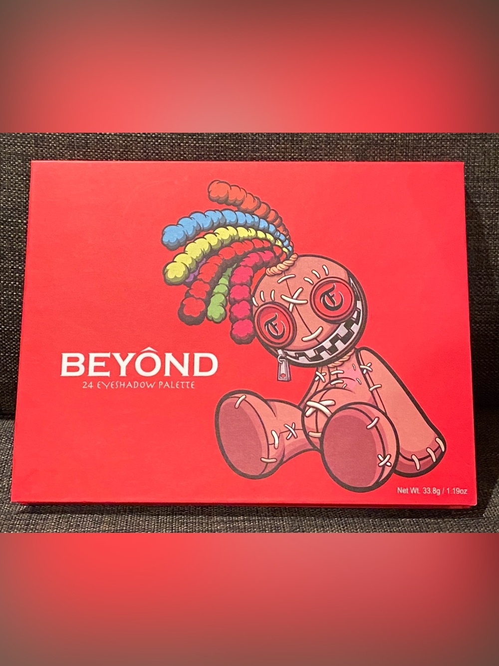 BEYOND 24 Eyeshadow Palette. Mix of matte and shimmer colors.Brush included.